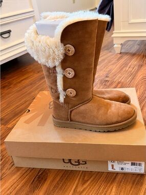 UGG Bailey Button Triplet Chestnut
